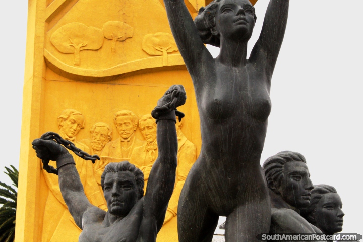 Um monumento de figuras em Plazoleta 2o Constituyente em Ambato. (720x480px). Equador, Amrica do Sul.