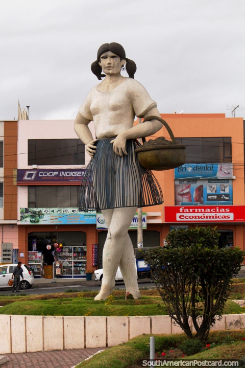Monumento de una mujer de 50 pies que sostiene una cesta en Ambato. (480x720px). Ecuador, Sudamerica.