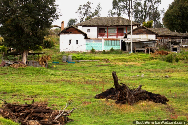 Casa en el campo como el viaje a Guaranda de Ambato comienza. (720x480px). Ecuador, Sudamerica.