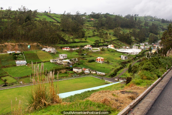 Vistas de las casas en un valle en el viaje desde Ambato a Guaranda. (720x480px). Ecuador, Sudamerica.