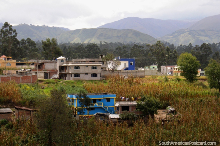 Casas, colinas e campos de grão em volta de Guaranda. (720x480px). Equador, América do Sul.