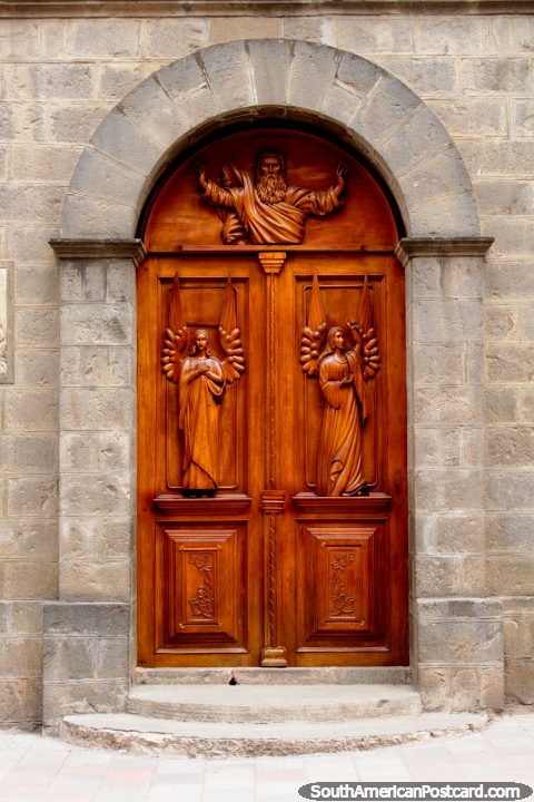 A porta de madeira esculpida de Igreja Mariana de Jesus, igreja em Guaranda. (480x720px). Equador, América do Sul.