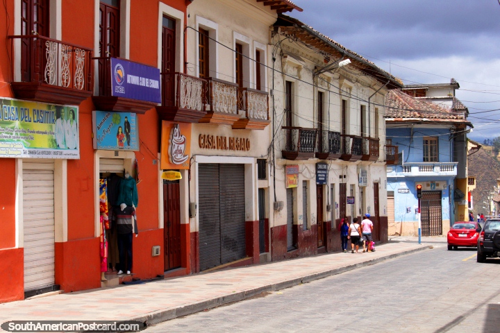 Rua, lojas e balcões no centro de Guaranda. (720x480px). Equador, América do Sul.