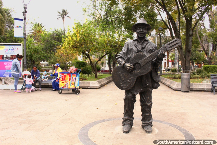 Hombre que toca la guitarra en el monumento Parque Bolívar en Guaranda. (720x480px). Ecuador, Sudamerica.