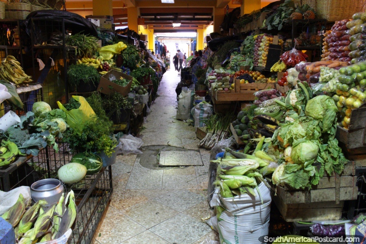 Hortalizas, frutas y producen en el Mercado 10 de Noviembre en Guaranda. (720x480px). Ecuador, Sudamerica.