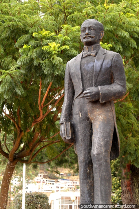 Estatua de un hombre con un libro en la pequeña plaza del centro de Guaranda. (480x720px). Ecuador, Sudamerica.