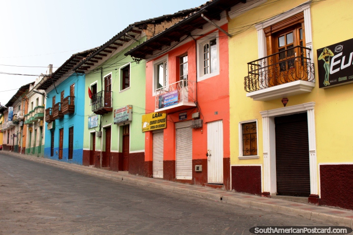 Una fila colorida de casas con tiendas abajo, todas con balcones, en Guaranda. (720x480px). Ecuador, Sudamerica.