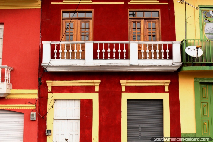 Fachada vermelha com balco branco, edifcios bonitos junto de Praa pblica 15 de Mayo em Guaranda. (720x480px). Equador, Amrica do Sul.