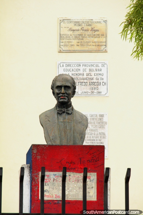 Busto de un hombre fuera del Colegio Nacional Pedro Carbo en Guaranda, tal vez es Pedro? (480x720px). Ecuador, Sudamerica.