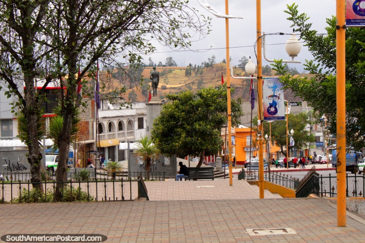 El centro de Guaranda mirando hacia abajo de la Plaza Roja. (720x480px). Ecuador, Sudamerica.