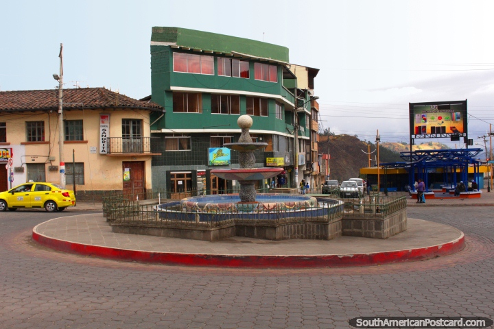 Una rotonda fuente continuacin Plaza Roja en Guaranda. (720x480px). Ecuador, Sudamerica.