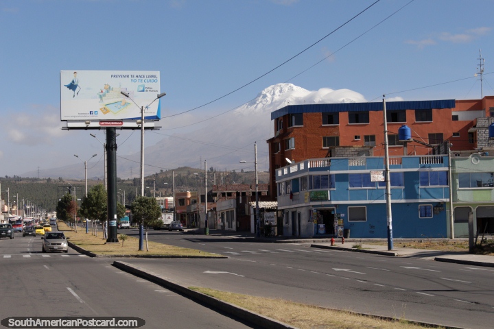 Visão de Vulcão Chimborazo dos arrabaldes de Riobamba. (720x480px). Equador, América do Sul.