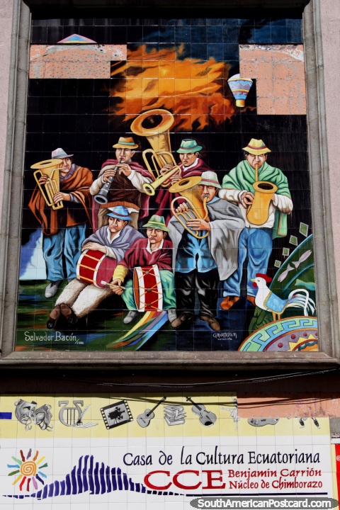Mural de azulejos de una banda local fuera de la Casa de la Cultura Ecuatoriana en Riobamba. (480x720px). Ecuador, Sudamerica.