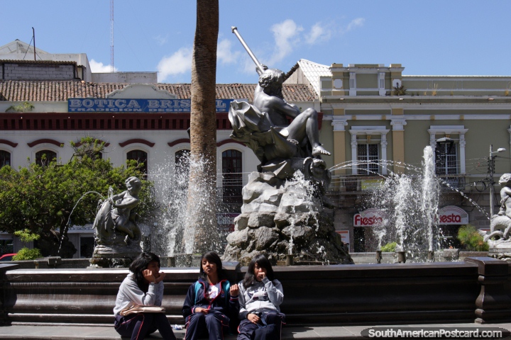 A Fonte de Netuno em balança cheia em Sucre Parque em Riobamba. (720x480px). Equador, América do Sul.