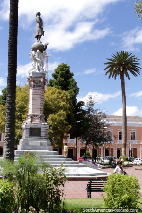 El monumento central en el Parque Maldonado y una palmera en Riobamba. (480x720px). Ecuador, Sudamerica.