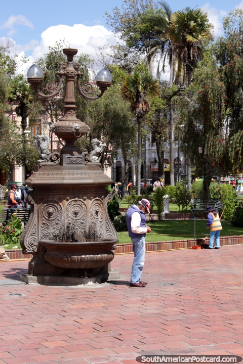 Um bronze de fantasia colorido de iluminação de rua parece a um bule de ctem em Riobamba. (480x720px). Equador, América do Sul.