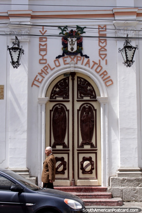 Templo Expiatorio, iglesia blanca con una puerta de madera de lujo en Riobamba. (480x720px). Ecuador, Sudamerica.