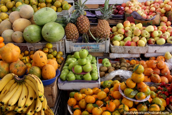 Fruta en el mercado, el Mercado de San Alfonso en Riobamba. (720x480px). Ecuador, Sudamerica.