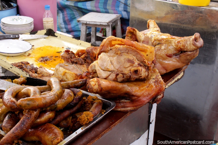 Carne de porco para comer no mercado San Alfonso em Riobamba. (720x480px). Equador, América do Sul.