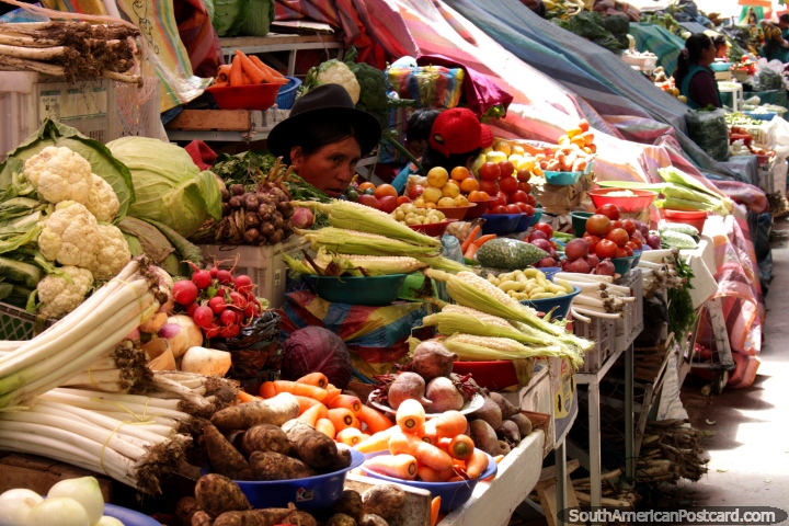 Verduras de venda no mercado San Alfonso em Riobamba. (720x480px). Equador, América do Sul.
