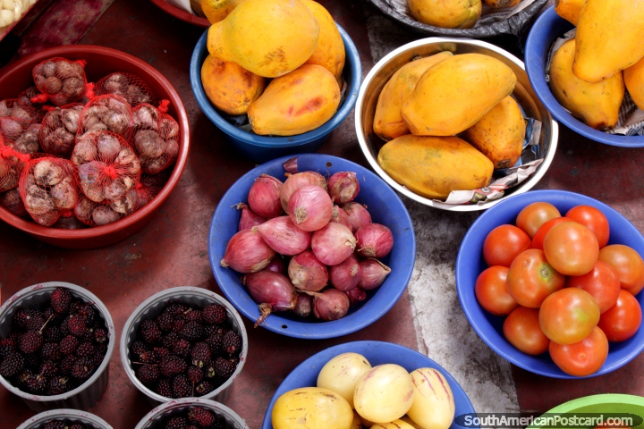 Diversas frutas y hortalizas en contenedores en el mercado de San Alfonso en Riobamba. (720x480px). Ecuador, Sudamerica.
