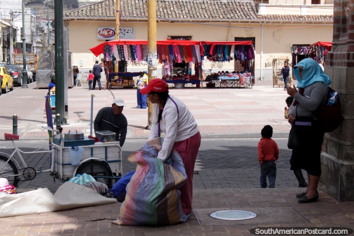 Junto de Praça Roja da Concepcion em Riobamba, onde vendem tecidos. (720x480px). Equador, América do Sul.