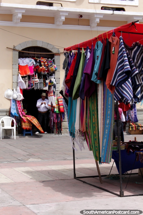 Xales e redes para dormir de venda em Praça Roja em Riobamba. (480x720px). Equador, América do Sul.