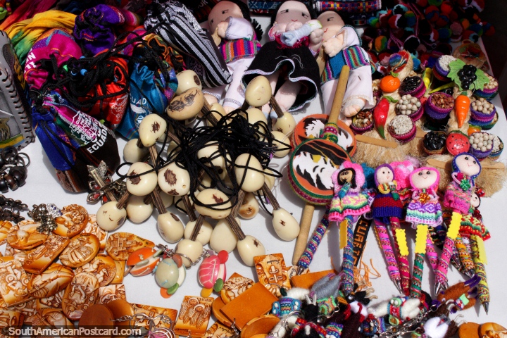 Lembranas, bonecas, argolas porta-chaves e canetas de venda em Praa Roja em Riobamba. (720x480px). Equador, Amrica do Sul.