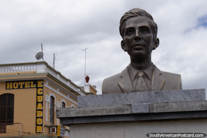 Galo Encalada Rodrguez, pionero de la radiodifusin y la radio, busto en Riobamba. (720x480px). Ecuador, Sudamerica.