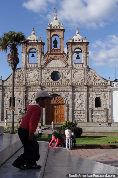 A catedral de pedra atraente em Parque Maldonado em Riobamba. (480x720px). Equador, América do Sul.