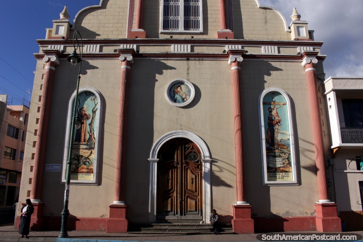 Uma igreja interessante no canto de Calle Primera Constituyente em Riobamba. (720x480px). Equador, América do Sul.