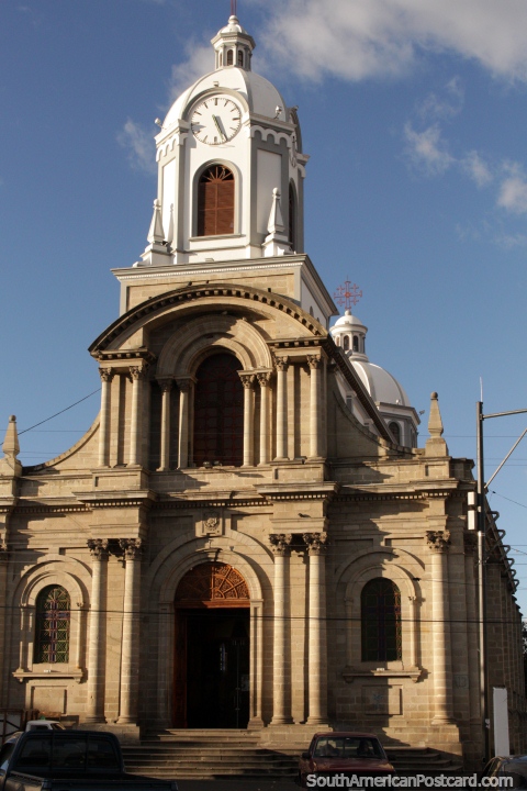 Igreja San Antonio na luz solar em Riobamba. (480x720px). Equador, América do Sul.