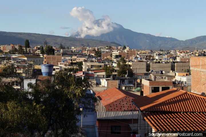 Outra montanha coberta de neve em volta de Riobamba. (720x480px). Equador, América do Sul.
