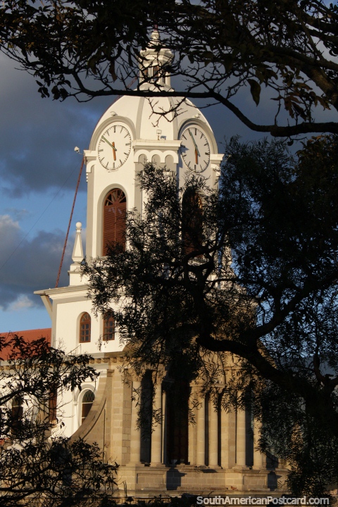 Um par do relógio enfrenta na torre da igreja San Antonio em Riobamba. (480x720px). Equador, América do Sul.
