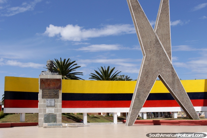 El monumento y colores a la entrada del Parque Guayaquil en Riobamba. (720x480px). Ecuador, Sudamerica.