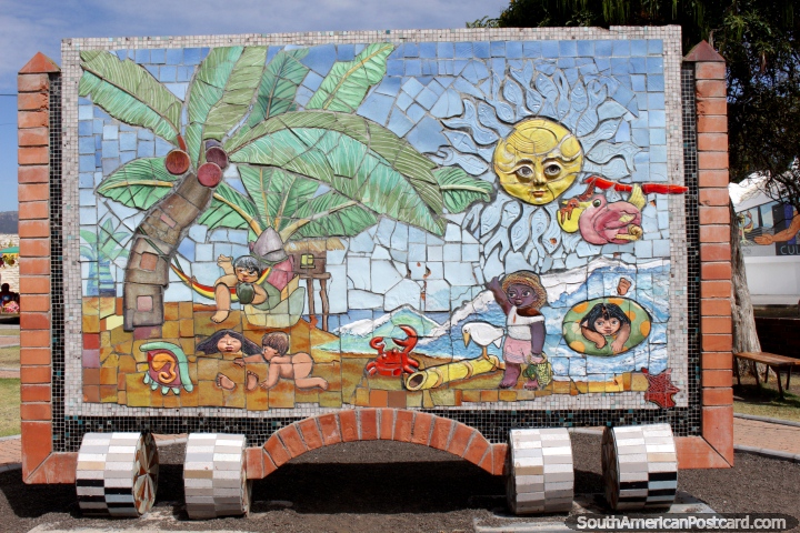 Mural coberto com telhas na seção de crianças de Parque Guayaquil em Riobamba. (720x480px). Equador, América do Sul.