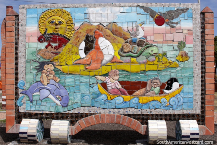 Mural coberto com telhas com animais de praia e crianças que se divertem, Parque Guayaquil, Riobamba. (720x480px). Equador, América do Sul.