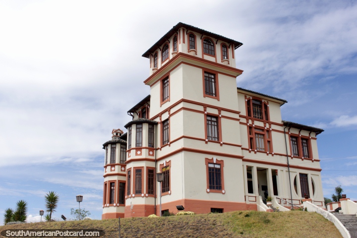 Uma casa/escritório com 4 andares em uma colina em Riobamba, o edifïcio de IESS. (720x480px). Equador, América do Sul.