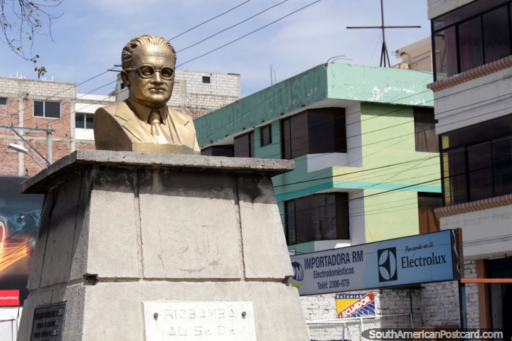 O doutor Angel Modesto Paredes, tem um colégio no seu nome, busto em Riobamba. (720x480px). Equador, América do Sul.