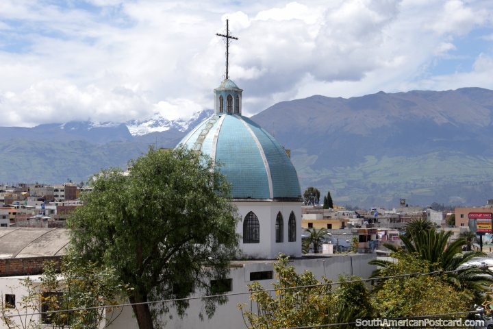 Uma cpula de igreja azul e picos cobertos de neve na distncia em Riobamba. (720x480px). Equador, Amrica do Sul.
