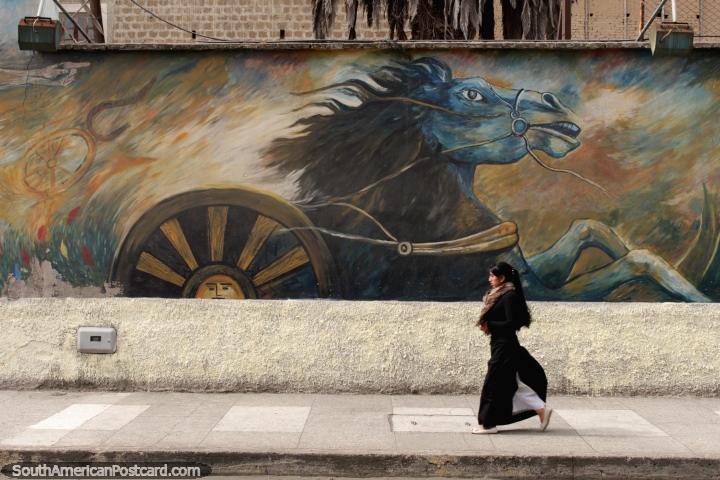 Enorme mural de cavalo, uma mulher vestiu-se em passeios pretos correndo, Riobamba. (720x480px). Equador, América do Sul.