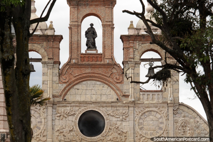 A catedral feita de pedras reforma-se do terremoto de 1797 em Riobamba. (720x480px). Equador, Amrica do Sul.