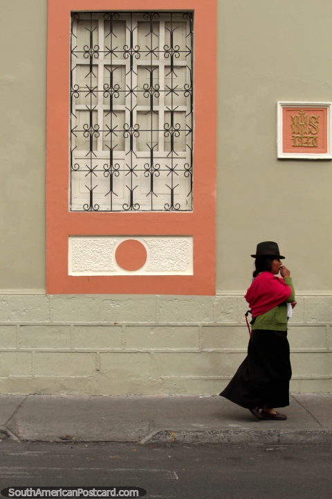 Una mujer Quechua pasa junto a la Casa de las Marianitas en Riobamba. (480x720px). Ecuador, Sudamerica.