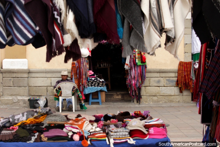 Una tienda y puesto de venta de ropa de abrigo en la Plaza Roja en Riobamba, sombreros, guantes, chales ... (720x480px). Ecuador, Sudamerica.