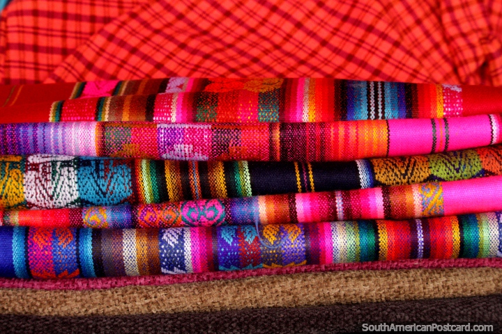 Tonos muy potentes de colores todos juntos, material para la venta en la Plaza Roja en Riobamba. (720x480px). Ecuador, Sudamerica.