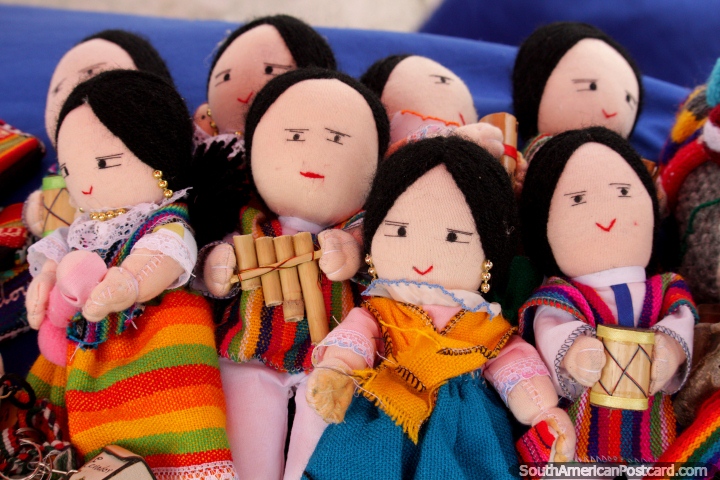 Pequenas bonecas coloridas de venda em Praa Roja em Riobamba. (720x480px). Equador, Amrica do Sul.
