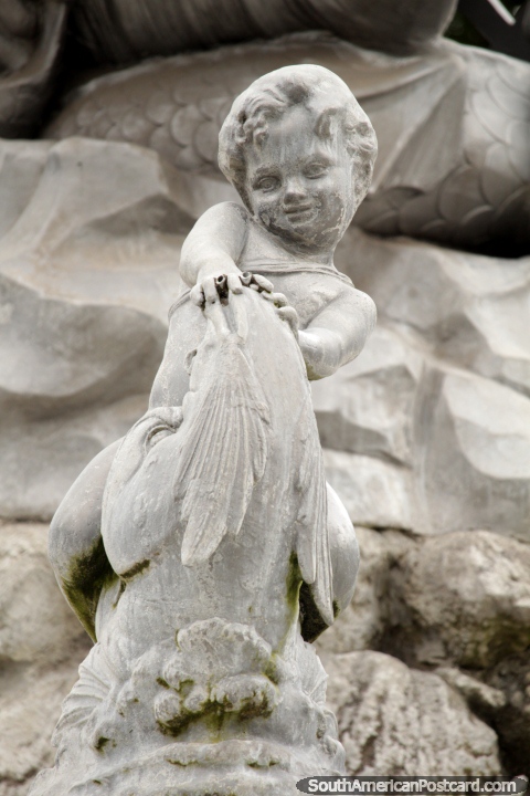 Um beb de anjo, parte da Fonte de Netuno em Praa Sucre em Riobamba. (480x720px). Equador, Amrica do Sul.