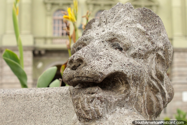 Los asientos de banco de piedra en la Plaza Sucre en Riobamba tienen leones en las esquinas. (720x480px). Ecuador, Sudamerica.