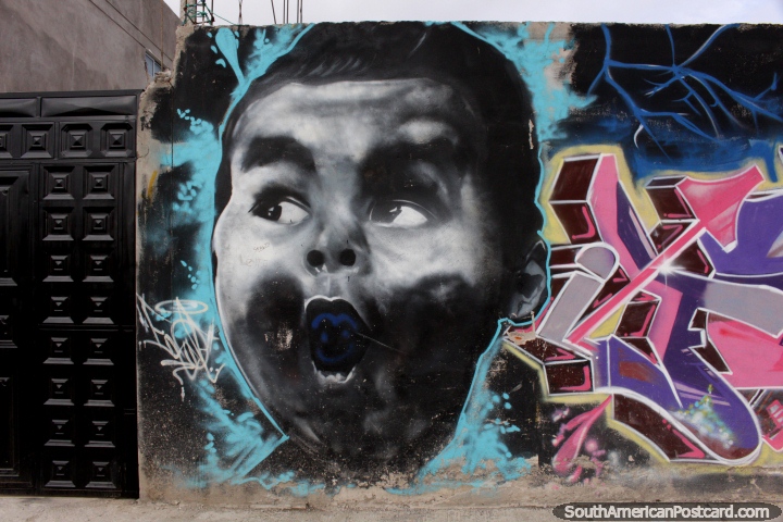 Criana com boca azul, arte de grafite perto do terminal de nibus em Riobamba. (720x480px). Equador, Amrica do Sul.