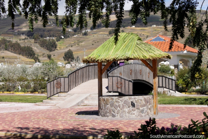 Un pozo de los deseos con un techo de paja en la hierba cerca de la laguna de Colta. (720x480px). Ecuador, Sudamerica.